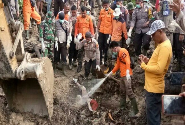 Dua Warga yang Tertimbun Longsor di Rohul Berhasil Ditemukan