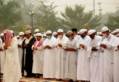 Sholat Pakai Masker Corona, Sah atau Tidak? Ini Hukumnya