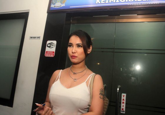 Sempat Ditahan Petugas Imigrasi, Maria Ozawa Kapok Datang ke Indonesia