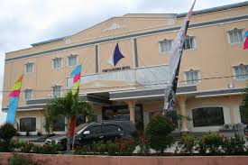 Parkiran Marina Hotel Bengkalis Ambruk, Mobil Box Terperosok