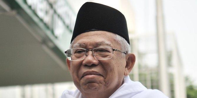 Wuiihh....Kiyai MA Goyang Digoyang Dangdut Di Atas Panggung