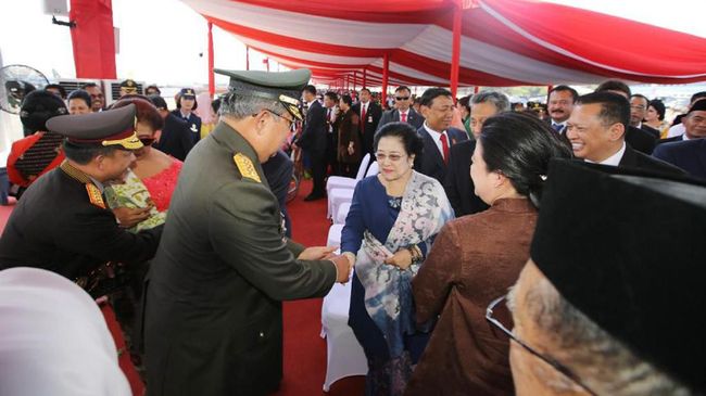 Jumpa SBY di HUT TNI, Megawati Pakai Kebaya Biru