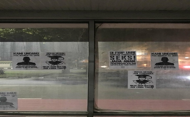 Halte Jalan Subrantas Pekanbaru Dipenuhi Poster Bertuliskan Dekan Mesum