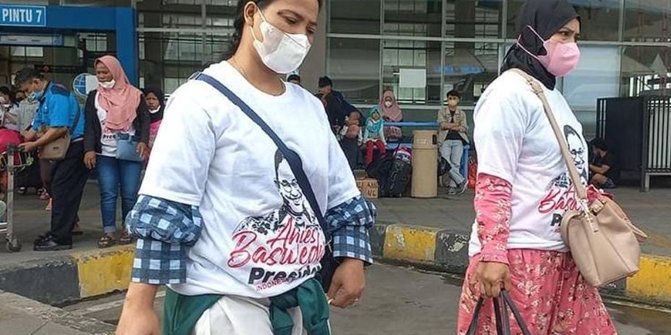 Pemudik Pakai Kaos Anies Baswedan Presiden