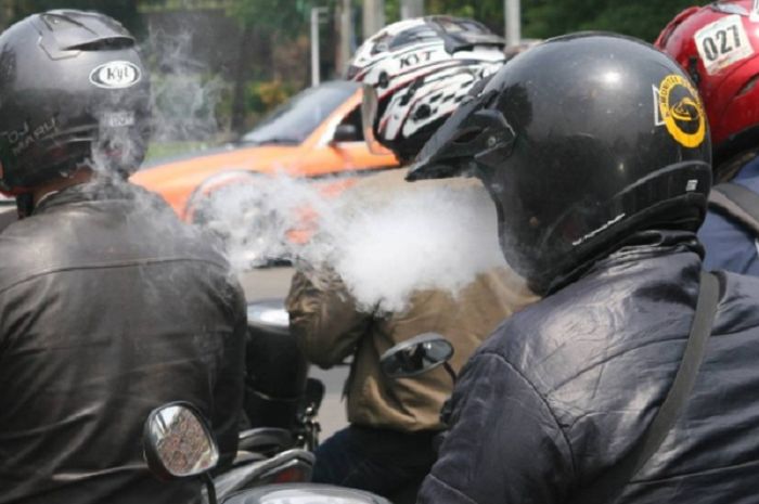 Merokok Sambil Berkendara Akan Didenda Rp 750 Ribu