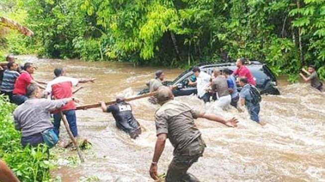 Mobil Dinas Bupati Kepulauan Yapen Papua Terseret Arus Sungai Selama 30 menit