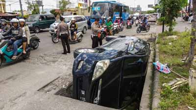 Hari Pertama Ramadan, Evakuasi Sopir Mobil Terperosok Masuk Selokan di Tabek Gadang Bikin Heboh