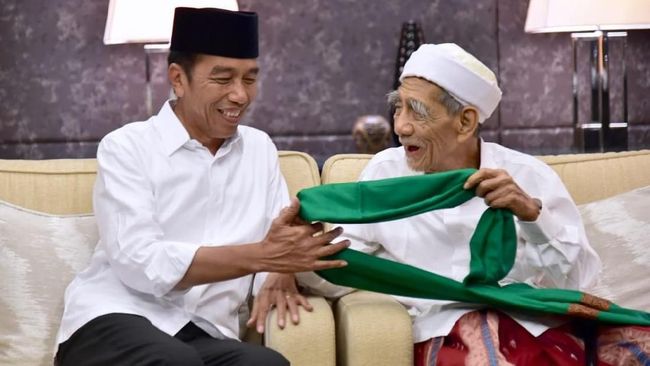 Serban Hijau dan Kenangan Jokowi Diimami Salat oleh Mbah Moen