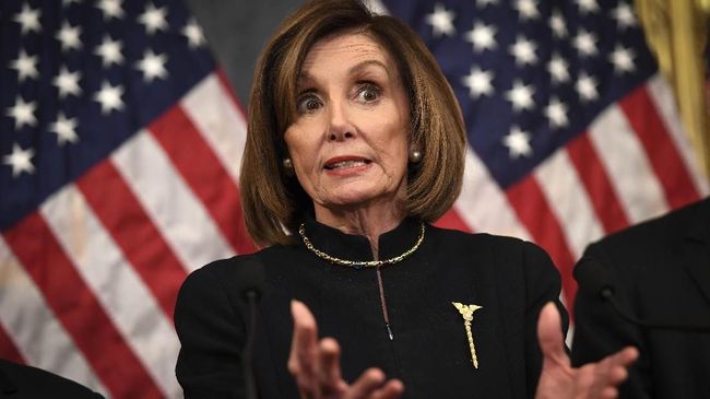 Pin Emas Nancy Pelosi Curi Perhatian Saat Pemakzulan Trump