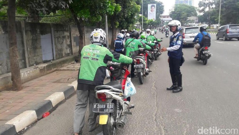 Dishub Tertibkan PKL dan Ojek Online di Jalan SSK