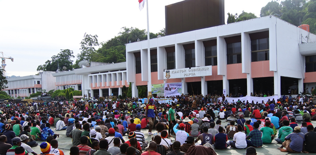 TNI Kerahkan 10 Truk Untuk Pulangkan Ribuan massa yang Nginap di Kantor Gubernur Papua