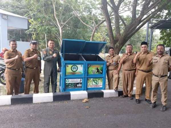 DLHK Distribusikan 12 Tong Sampah di Lanud dan Paskhas