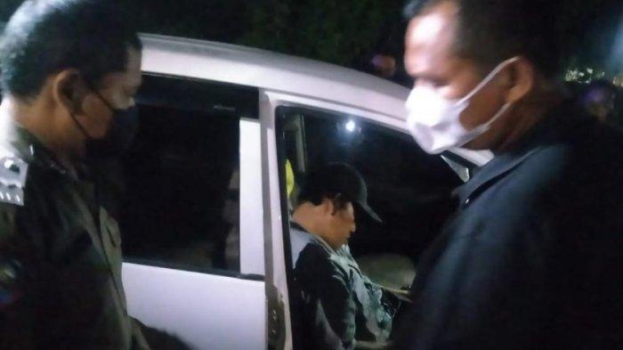 Penemuan Mayat Pria di Dalam Mobil Gegerkan Warga Sekijang