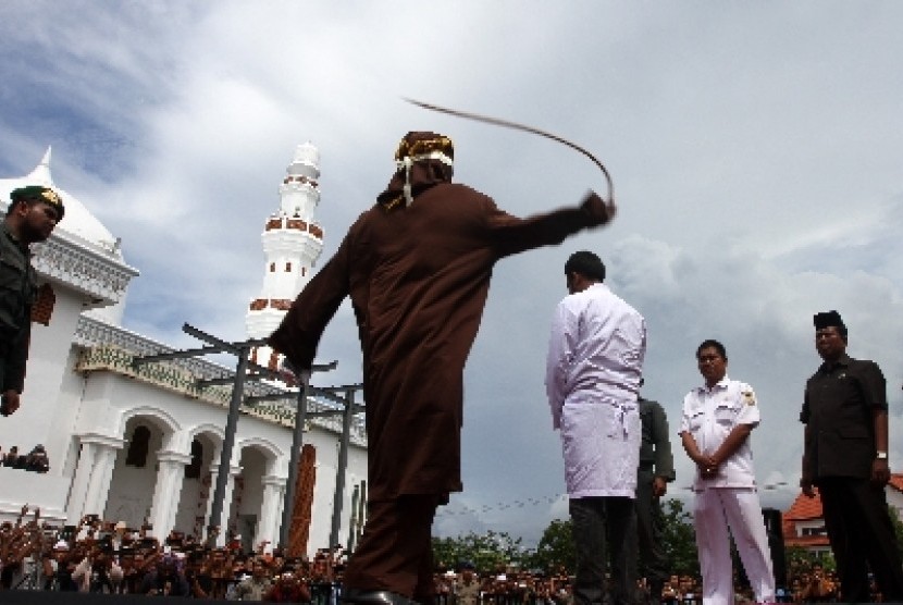 Terbukti Jual Minuman Keras, Warga Aceh Dihukum Cambuk