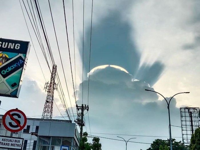 Warga Pekanbaru Heboh Fenomena Awan Unik, Ini Penjelasan BMKG 