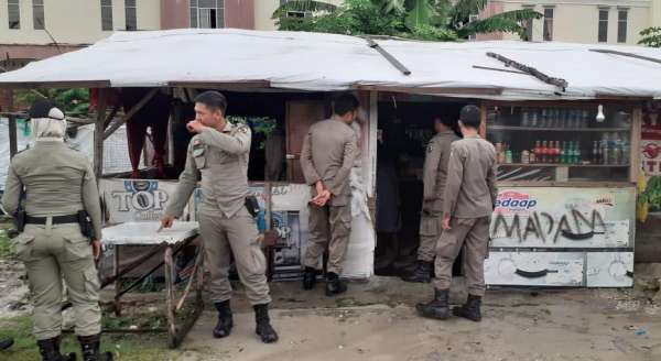 Satpol PP Pekanbaru Tertibkan Rumah Liar 