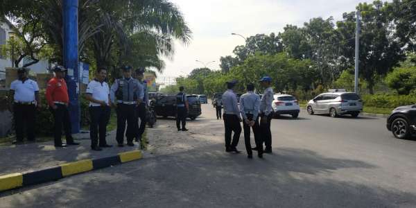 Dishub Tertibkan Parkir Bahu Jalan di Samping Mall SKA
