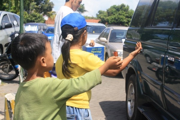 Ayah Ini Paksa Anak-Anaknya Jadi Pengemis