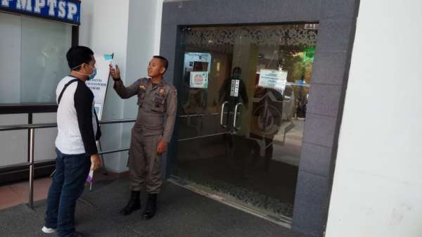Pengunjung MPP dan Disdukcapil Diperiksa dengan Thermogun