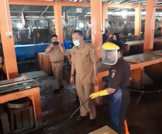 Pasar di Pekanbaru Disemprot dengan Disinfektan