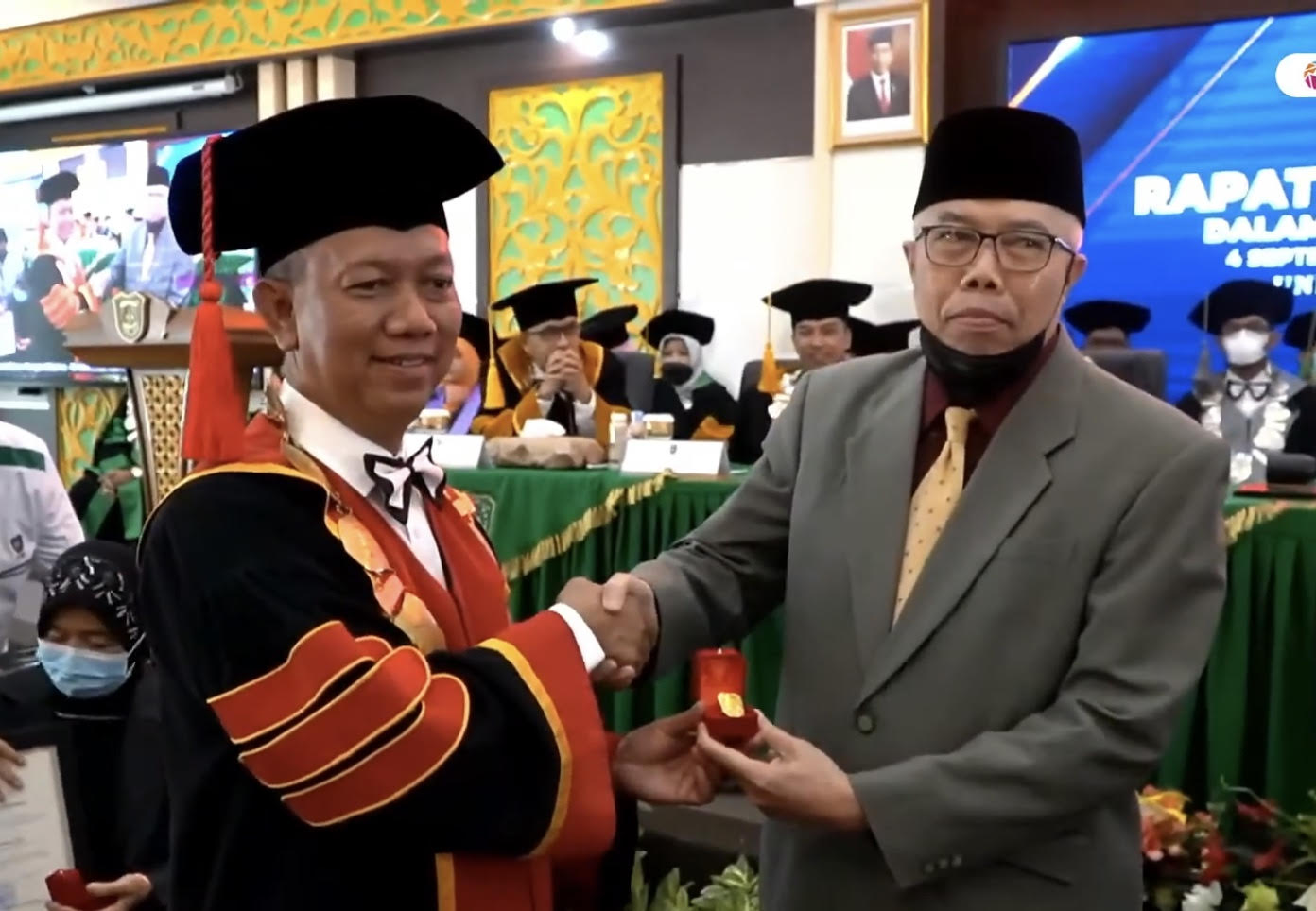 Milad ke-60, Rektor UIR Serahkan Pin Emas Pada Empat Eks Rektor 