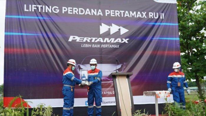 Pertamina Lifting Perdana Pertamax dari Kilang RU II Dumai 