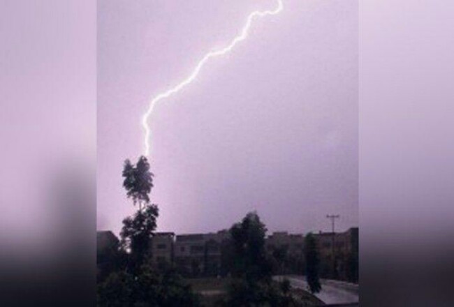 Waspada, Hari Ini Hujan Disertai Petir dan Angin Kencang Akan Melanda Riau
