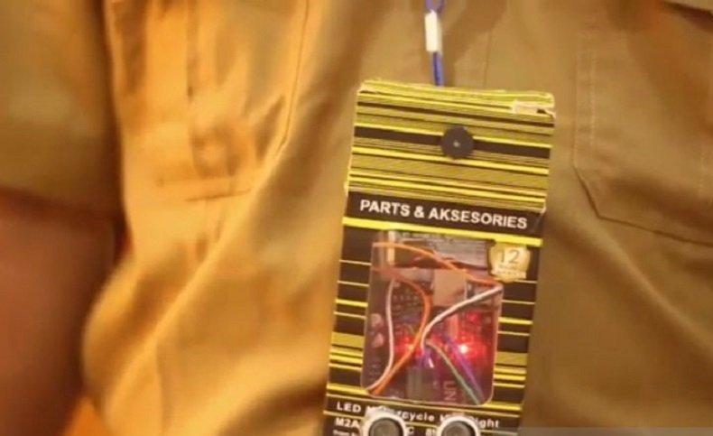 Pegawai di Siak Pakai Kalung Sensor Jaga Jarak