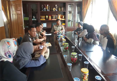 Protes Ditertibkan, PKL Jalan Kopi Datangi Kantor Satpol PP Pekanbaru
