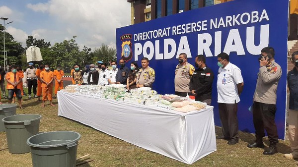 Polda Riau Musnahkan Ribuan Pil Ektasi dan Ratusan Kilogram Sabu 