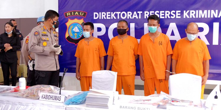 Polda Riau Tangkap 4 Pelaku Penyelewengan BBM Solar