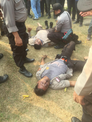 Dua Polisi Jadi Korban Demo di  Kantor Gubernur Riau