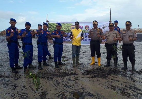 Kurangi Laju Abrasi di Pulau Bengkalis, Polres Tanam 1.500 Batang Mangrove