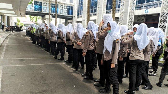 Ratusan Polwan Gunakan Jilbab Putih Hadapi Aksi Demo Mahasiswa di Medan