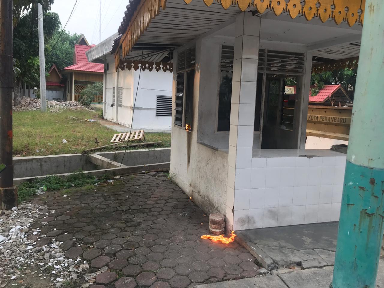 Pos Jaga Satpol PP Pekanbaru Dilempar Molotov