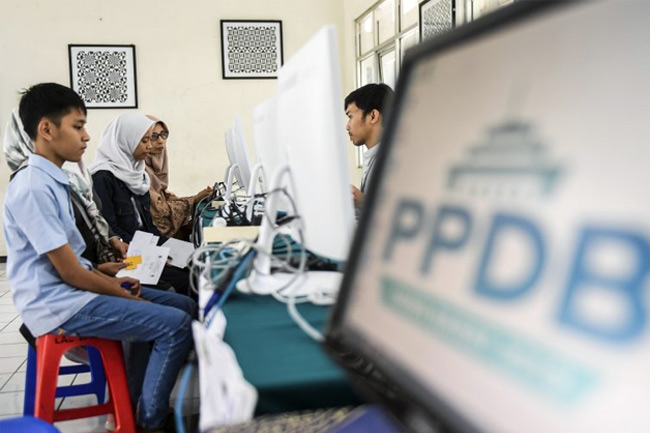 Hari Pertama PPDB Riau, Ortu Calon Siswa Keluhkan Masalah Jaringan 