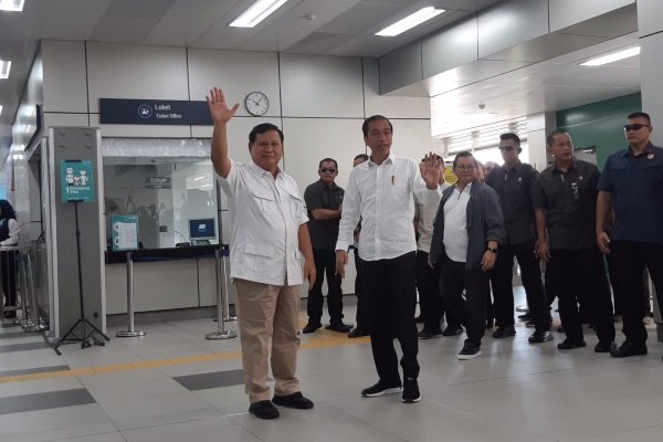 Jokowi dan Prabowo Naik MRT