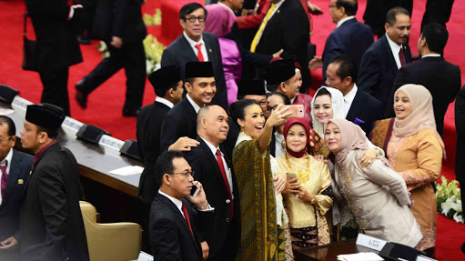 Perlu Nggak DPR Dapat THR di Tengah Krisis Corona?