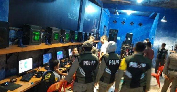Satpol PP Pekanbaru Tutup Paksa 12 Warnet yang Buka Hingga Dini Hari
