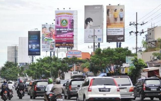 Satpol PP dan Bapenda Rohil Turunkan Spanduk Tak Berizin
