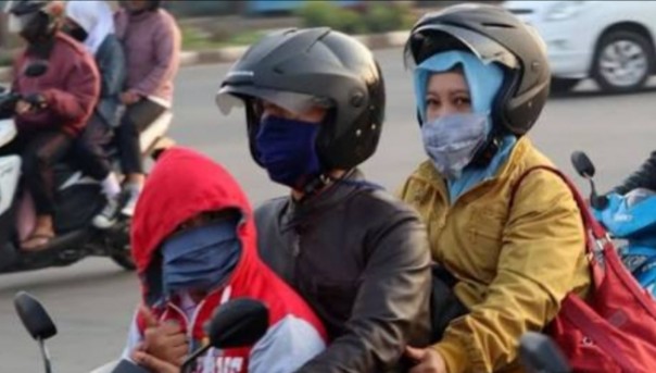 Tim Pengabdian Relawan Desa Banjar Seminai Bagikan Masker