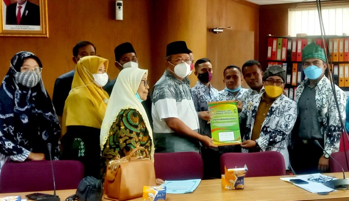 Perjuangkan Gaji Guru Honorer, BKH PGRI Audiensi Dengan Komisi V DPRD Riau