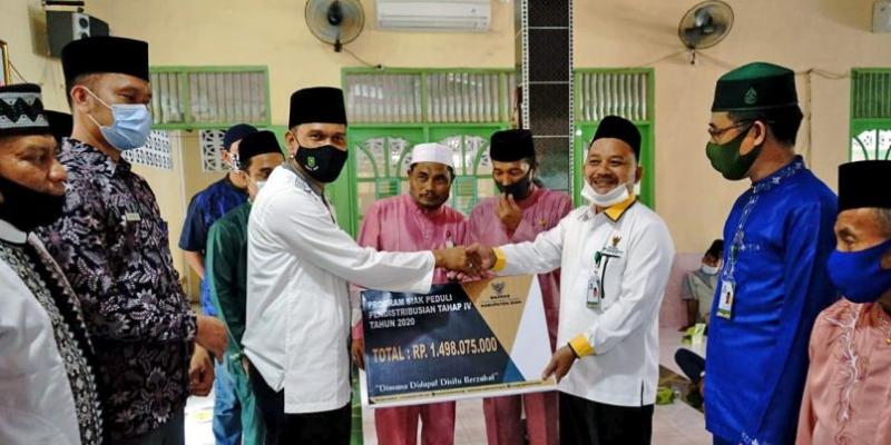 Pjs Bupati Siak Hadiri Penyaluran Zakat di Lubuk Dalam