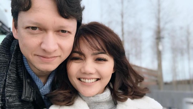 Minta Dibuatkan Gaun Pernikahan, Rina Nose dan Kekasih Sambangi Ivan Gunawan