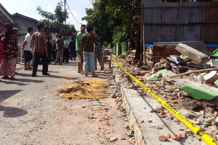 plt Gubri Prihatin Robohnya Tembok SDN  141 
