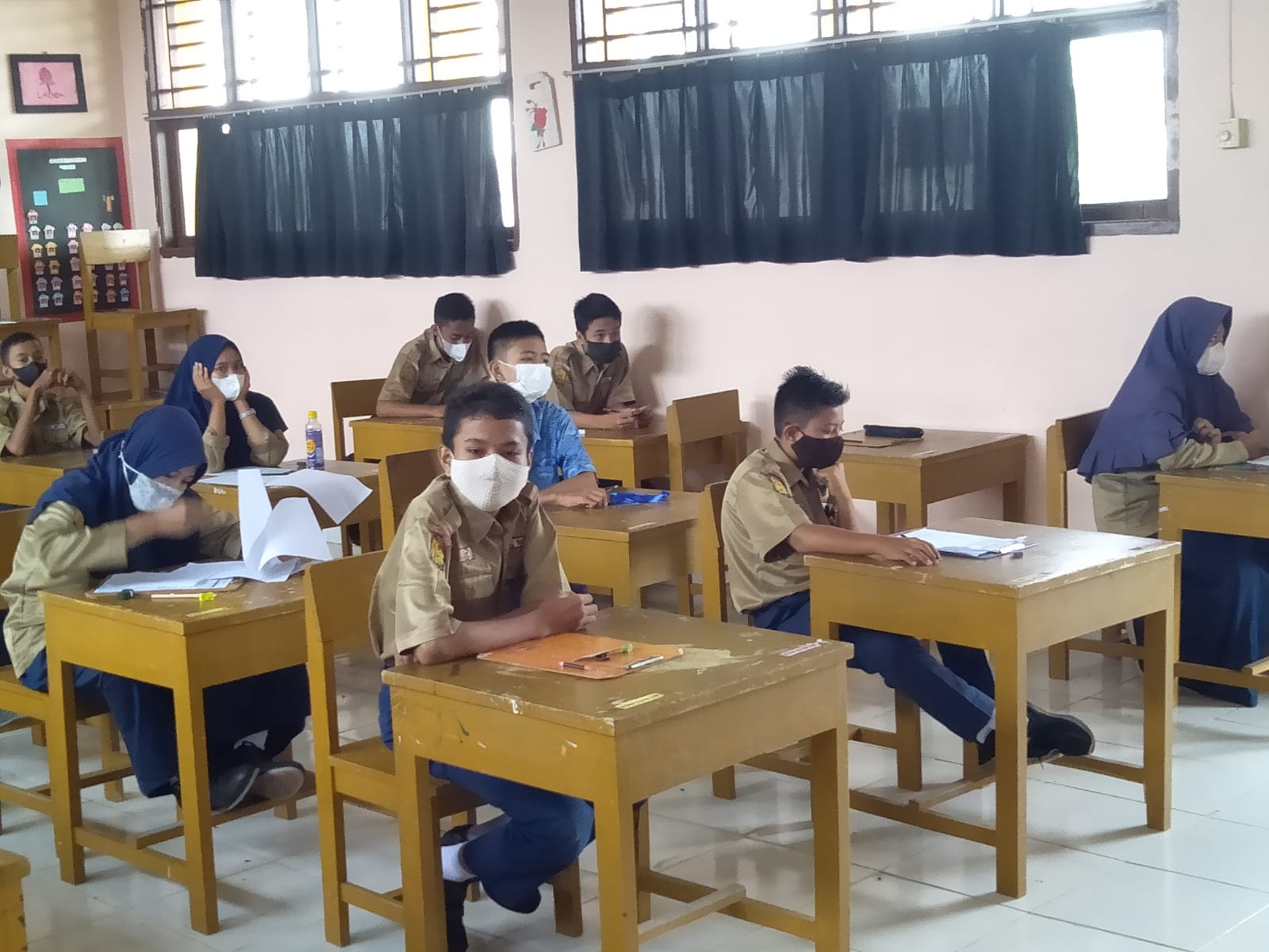Sekolah di Masa Pandemi, Mulai Mendirikan Posko Covid-19, Â Sampai Masker PenggantiÂ 