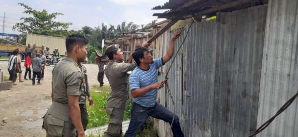 Satpol PP Pekanbaru Bongkar Puluhan Rumah Liar di Jalan Siak II