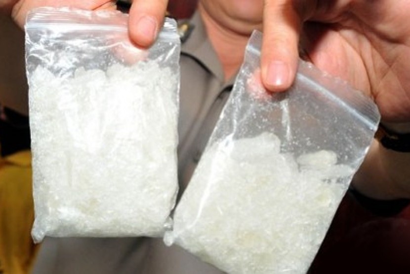 Suami Berhasil Kabur, Wanita di Kampar Diamankan Polisi Bersama 8 Paket Sabu Siap Edar