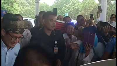 Disambut Seribuan Warga di Bandara, Sandi Janjikan DBH dan Harga Sawit Berkeadilan untuk Riau