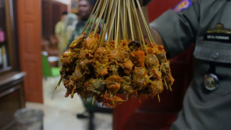 Heboh! Sate Padang Daging Babi Dijual di Simpang Haru